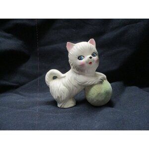 Chalkware white long-haired cat yarn ball, Kitty kitten, Japan, Persian playful